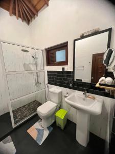埃拉Ella moon rock的浴室配有卫生间、盥洗盆和淋浴。