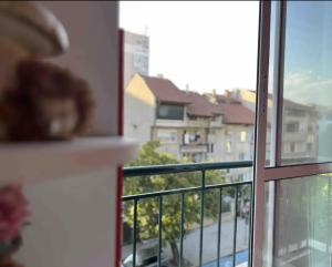 旧扎戈拉Amazing 2 bedrooms Modern Apartment in Stara Zagora的阳台享有城市街道的景致。
