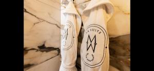 韦尔维耶La suite M的墙上有徽章的白色衬衫