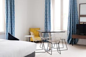 邦多勒Résidence Le Beau Rivage的配有一张床和一张桌子及椅子的房间