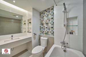 曼谷Prom Hotel的白色的浴室设有卫生间和水槽。