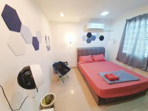 芙蓉Lot 90 Seremban Town Homestay的一间卧室配有红色的床和电视