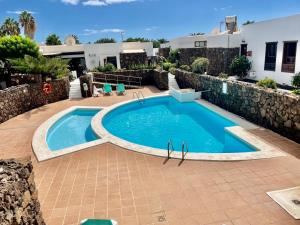科斯塔特吉塞Oasis en Lanzarote的庭院中间的游泳池