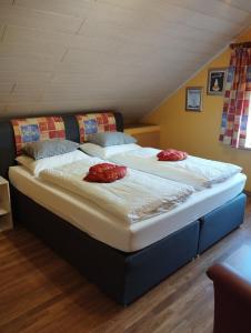 Braunlauf欧亚瑟住宿加早餐旅馆的双床间设有2张单人床。
