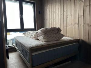 哈山Hafjell - Penthouse - ski in/out的一张位于带窗户的房间的床