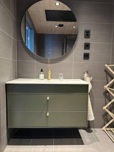 哈山Hafjell - Penthouse - ski in/out的一间带水槽和镜子的浴室