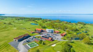 ÖdeshögOmbergs Golf Resort的享有度假胜地的空中景致,设有大型停车场