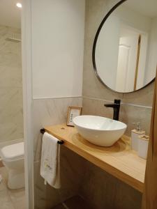 埃尔卡拉法特Bóreas Ecoluxury Glamping的浴室设有白色水槽和镜子