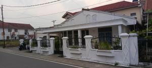 武吉丁宜Penginapan Terdekat (Near)的街道上带围栏的白色房屋