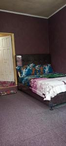 武吉丁宜Penginapan Terdekat (Near)的一间卧室配有一张带蓝色枕头的床