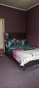 武吉丁宜Penginapan Terdekat (Near)的一间卧室配有一张带木制床头板的床