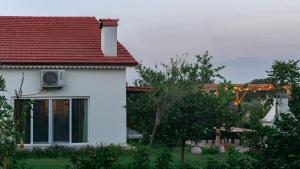 安塔利亚Masal Evimiz的白色房子,有红色屋顶