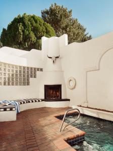 圣达菲艾尔瑞库尔特酒店的一座带壁炉的游泳池位于一座建筑前