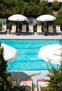 圣达菲艾尔瑞库尔特酒店的一个带椅子和遮阳伞的游泳池