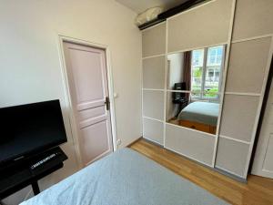 沙维勒L'interlude的一间卧室配有一张床和一面大镜子
