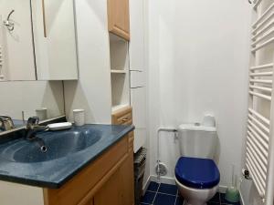 沙维勒L'interlude的浴室设有蓝色的卫生间和水槽。