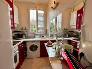 沙维勒L'interlude的厨房配有洗衣机和洗碗机。