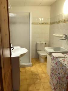 Pian di NovelloStanza privata a 10 minuti dall'Abetone的浴室配有盥洗盆、卫生间和浴缸。