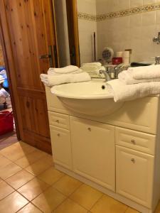 Pian di NovelloStanza privata a 10 minuti dall'Abetone的浴室配有盥洗盆、镜子和毛巾