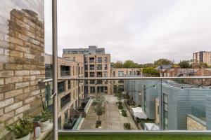 伦敦Stunning 1BR Flat in Hackney, 2 min London Fields的从大楼内可欣赏到庭院景色