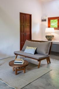 恰洛克拉姆Boonya Swiss Home的带沙发和咖啡桌的客厅