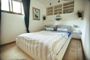 伊科德洛斯维诺斯Finca Vino Tinto 4的一间卧室,卧室内配有一张大床