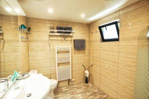 伊科德洛斯维诺斯Finca Vino Tinto 4的一间带水槽和卫生间的浴室以及一台电视。
