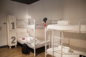 马德里room00 Ventura Hostel的一间房间,设有三张双层床