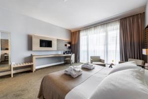 杜布罗夫尼克莱拉酒店的配有一张床和一张书桌的酒店客房