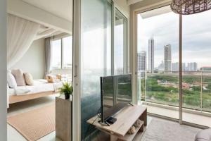 纳仲天Family Suite Sea view 2Bedroom at Veranda Residence Pattaya的客厅设有大型玻璃墙