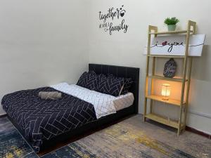 万挠Tulip Hijau Bukit Beruntung的卧室配有一张挂有墙上标志的床