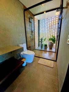 卡瓦坎特Casa Vértize, uma casa de alto padrão com Spa Hidro e vista espetacular的一间带卫生间和窗户的浴室