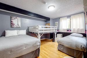 布雷默顿Resting Eagle Beach House的一间卧室设有两张床和一张高架床。
