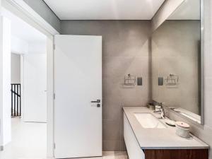 迪拜StoneTree - 3 BR with 1 Maids Room Villa in Camelia - Arabian Ranches的一间带水槽和镜子的浴室