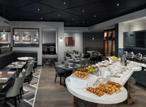 爱丁堡Edinburgh Marriott Hotel Holyrood的餐厅内的自助餐桌和食物