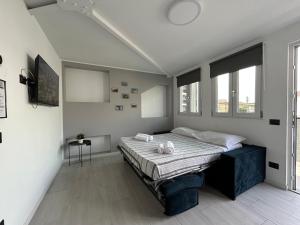 贝加莫Corridoni33 - Immobili e Soluzioni Rent的一间设有床铺的卧室,位于带窗户的房间内