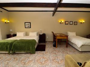 温特和克卡萨布兰卡精品酒店的一间卧室配有两张床和一张桌子