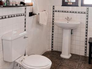 温特和克卡萨布兰卡精品酒店的白色的浴室设有卫生间和水槽。