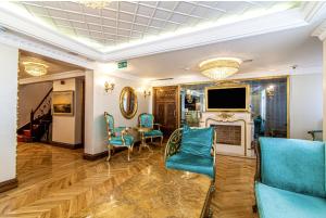 伊斯坦布尔Magnificent Historic Mansion in Beylerbeyi的客厅配有蓝色椅子和壁炉