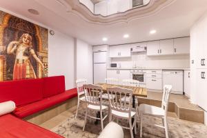 伊斯坦布尔Magnificent Historic Mansion in Beylerbeyi的客厅配有红色的沙发和桌子