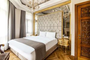 伊斯坦布尔Magnificent Historic Mansion in Beylerbeyi的一间卧室配有一张大床和一个吊灯。