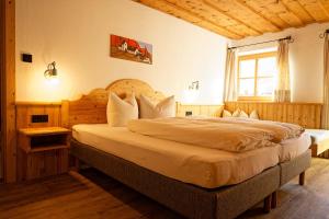 施图拜河谷新施蒂夫特弗莱克霍夫旅馆的一间卧室,卧室内配有一张大床