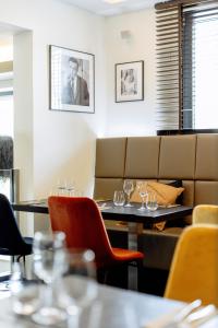 贝尔拉克斯Hotel Mia Zia的餐厅设有桌椅和沙发。