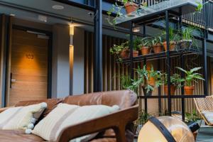 阿姆斯特丹哈伦酒店的阳台的沙发,种植了盆栽植物