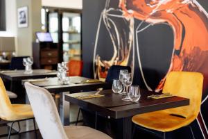 贝尔拉克斯Hotel Mia Zia的餐厅设有桌椅和玻璃杯