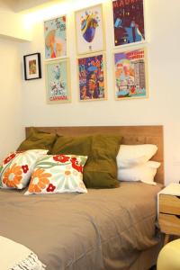 马德里Oasis urbano en el corazón financiero / Castellana的卧室配有一张带海报的墙壁床。