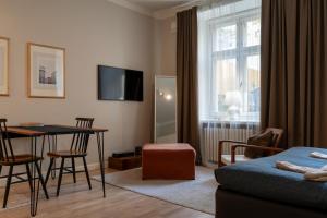 赫尔辛基FREDA - Relaxing downtown studio的客厅配有床、桌子和窗户