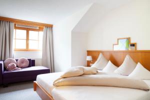 施伦斯Relax & Vitalhotel Adler的卧室设有一张白色大床和一扇窗户。