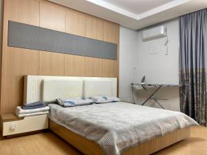 阿斯塔纳Хайвилл Астана的一间卧室配有一张带两个枕头的床
