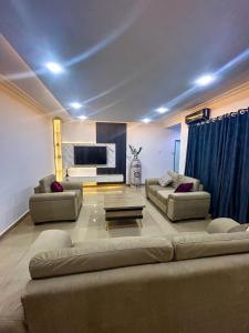 阿布贾1118 Serenity Residence的客厅配有两张沙发和一台电视